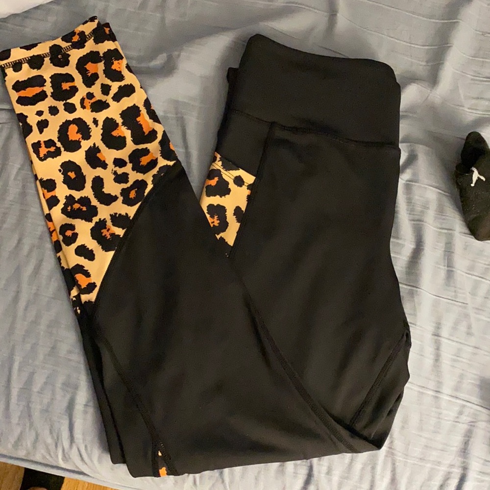 Black & Cheetah workout leggings 🐆